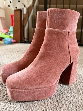 NEW WITH BOX/ TAGS - Chinese Laundry Nora platform boot 8.5